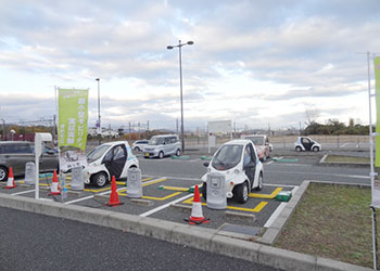 岡山市における超小型モビリティカーシェア実証実験（オカモビ）のステーションの様子