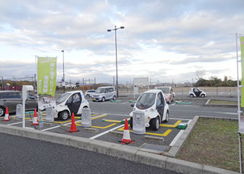 岡山市における超小型モビリティカーシェア実証実験（オカモビ）のステーションの様子